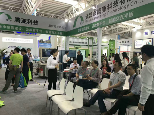 楊悅 左一 湖北省教育廳副巡視員 , 謝新松 左三 省政府教育督導(dǎo)室副主任督學(xué)