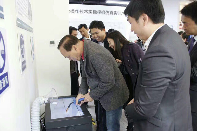 (總經理為Dionisio Santiago先生講解介紹我司特種作業考核設備)