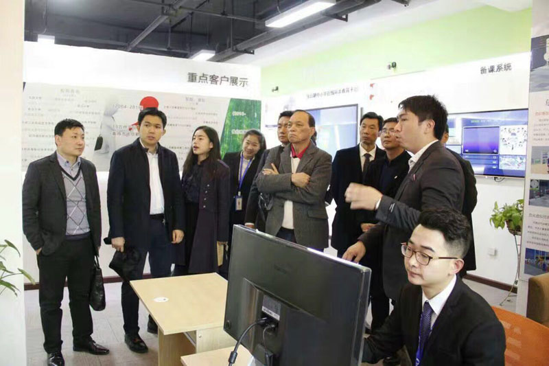 (總經理為Dionisio Santiago先生講解介紹我司特種作業考核設備)